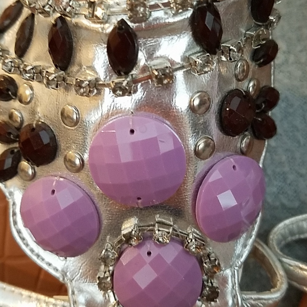 Beaded sandals. - Picture 2 of 5